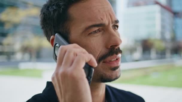 Gestresster Mann Telefoniert Mit Handy Büro Genervter Geschäftsmann Mit Nervösen — Stockvideo