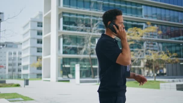Homme Détendu Appelle Portable Près Immeuble Bureaux Homme Confiant Parlant — Video