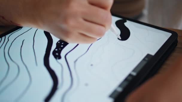 Designer Hand Skizzenblock Entfernten Arbeitsplätzen Nahaufnahme Kreative Künstler Zeichnen Digitale — Stockvideo