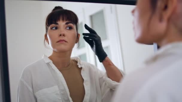 Γάντια Τατουάζ Καθρέφτης Στο Πορτρέτο Του Στούντιο Σοβαρή Γυναίκα Ίσιωμα — Αρχείο Βίντεο