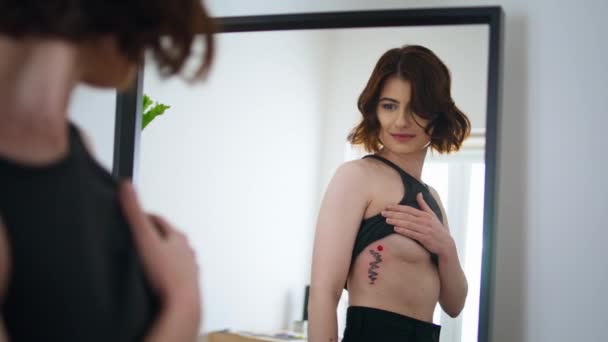 Mujer Tatuada Mirando Espejo Estudio Casa Chica Satisfecha Examinando Tatuaje — Vídeo de stock