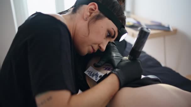 Artista Profesional Tatuando Piel Primer Plano Del Salón Mujer Centrada — Vídeos de Stock