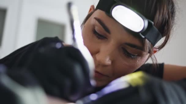 Glad Konstnär Med Tatueringspenna Salongsporträtt Svarta Sterila Handskar Tatuering Arbetar — Stockvideo