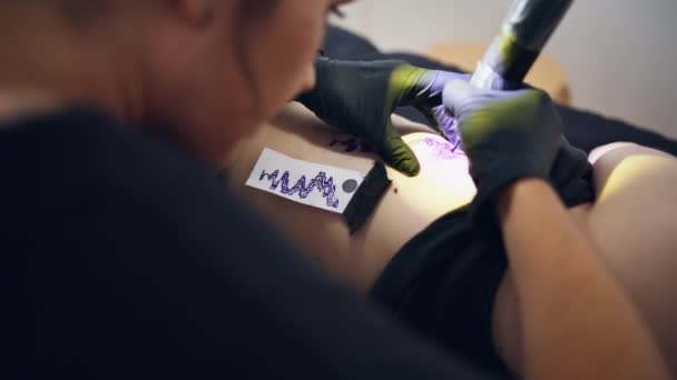 Máquina Trabalho Tatuagem Focada Fechamento Corpo Cliente Mulher Irreconhecível Liderando — Vídeo de Stock