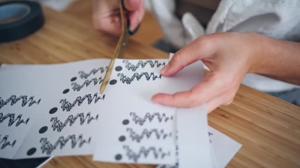 Dedos Mujer Cortando Tijeras Papel Casa Cerca Desconocido Artista Del — Vídeos de Stock