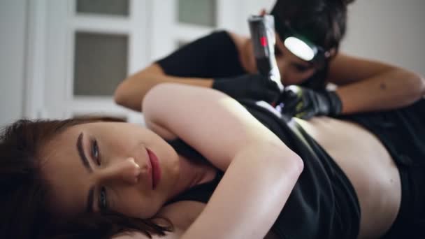 Šťastná Žena Nechá Udělat Tetování Domácím Salonu Usmívající Klientka Ležící — Stock video
