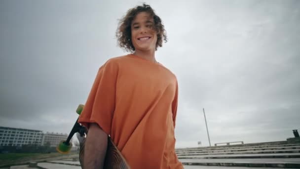 Happy Smiling Skateboarder Walking Modern Longboard Cloudy Street Close Cheerful — Stock Video