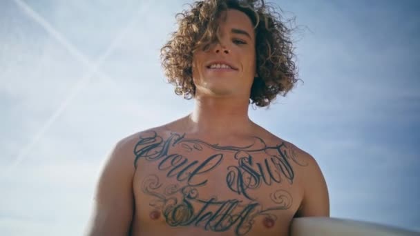 Snygg Tatuerad Man Surfar Poserar Solig Himmel Bakgrund Närbild Porträtt — Stockvideo