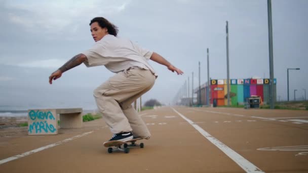 Energetische Teenager Fahren Skateboard Auf Der Straße Meeresküste Junge Skaterfüße — Stockvideo