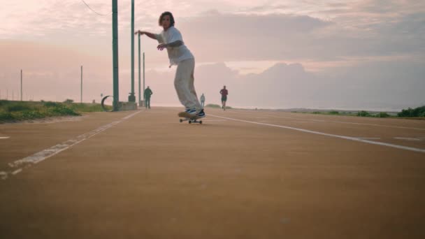 Junge Aktive Skater Zeigen Extremen Trick Auf Der Sunset Street — Stockvideo