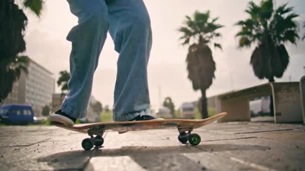 Πόδια Skateboarder Εκτελεί Τέχνασμα Longboard Στο Φως Του Ήλιου Καλοκαίρι — Αρχείο Βίντεο