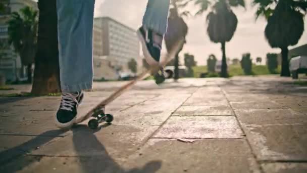 Неузнаваемые Скейтбордисты Прыгают Длинном Солнечном Дне Вблизи Активный Парень Хипстер — стоковое видео
