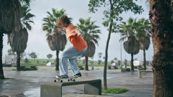 Patinador Legal Praticando Truque Skate Extremo Rua Cidade Jovem Saltando — Vídeo de Stock