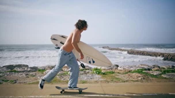 Ung Surfare Ridning Skateboard Håller Vit Surfbräda Solig Vall Lockigt — Stockvideo