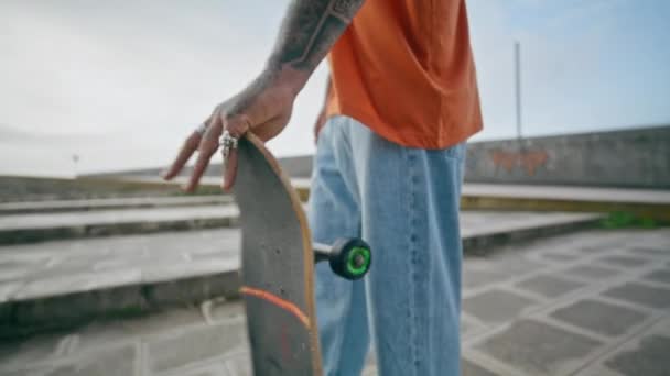 Skateboarder Hand Rotierendes Skateboard Bei Nahaufnahme Auf Der Straße Junge — Stockvideo
