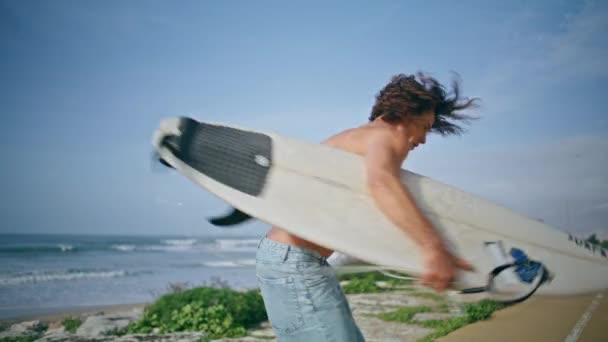 Glücklich Tätowierte Hipster Fahren Skateboard Mit Surfbrett Sonnigen Tag Lächelnder — Stockvideo