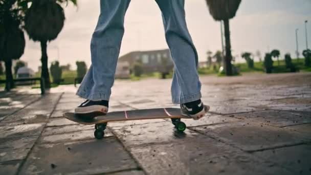 Ноги Скейтера Прыгают Скейтборде Практикуя Современные Трюки Городской Улице Неизвестный — стоковое видео