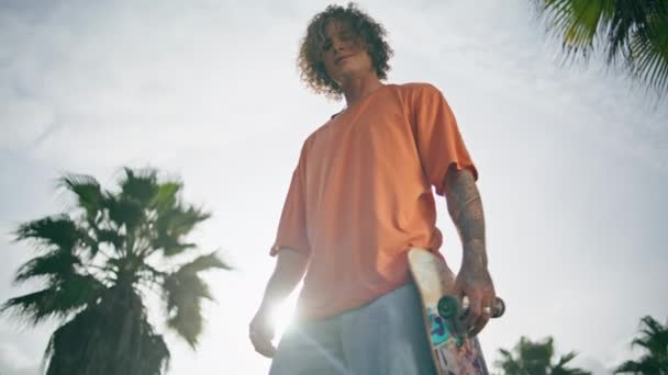 Confident Trendy Skateboarder Θέτει Στο Φως Του Ήλιου Καλοκαίρι Κρατώντας — Αρχείο Βίντεο