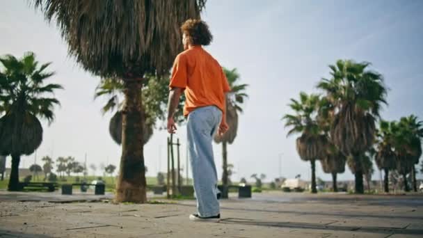 Visão Traseira Jovem Moderno Hipster Caminhando Cidade Quadrado Dia Verão — Vídeo de Stock