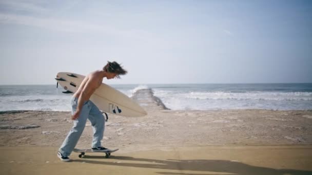 Sporty Δροσερό Άνθρωπος Ιππασία Skateboard Σανίδα Του Σερφ Ηλιόλουστη Αποβάθρα — Αρχείο Βίντεο