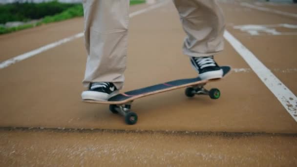 Hombre Pies Equilibrio Skate Board Primer Plano Terraplén Patas Patinador — Vídeo de stock