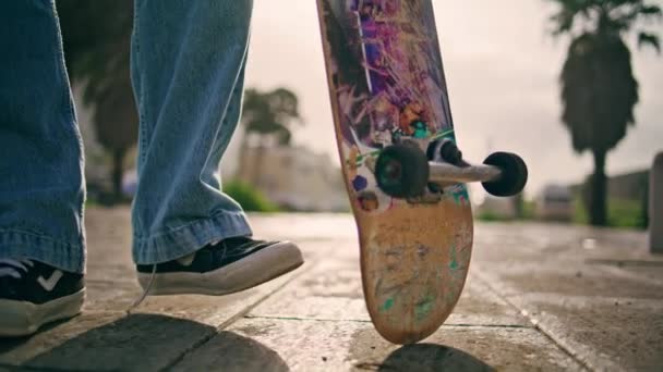 Benen Moderne Skateboarder Staan Asfalt Bestrating Met Longboard Zonnige Dag — Stockvideo