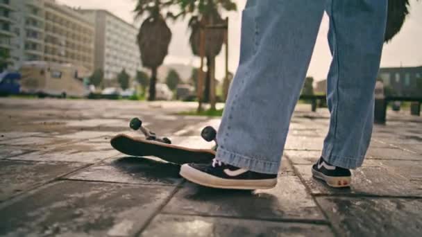 脚部健美的男子在人行道上训练滑板 不知名的滑板选手踩在现代的长板上 穿着运动鞋的年轻人在城里学滑冰 极端业余爱好概念 — 图库视频影像