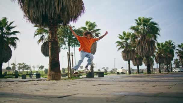 Ακραία Ενεργό Αγόρι Ιππασία Skateboard Στο Πάρκο Της Πόλης Νεαρός — Αρχείο Βίντεο
