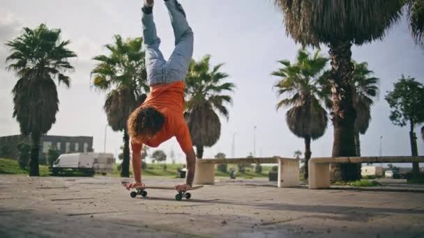 Αθλητικός Επαγγελματίας Skateboarder Στέκεται Στα Χέρια Στο Skate Πρακτική Ακραία — Αρχείο Βίντεο