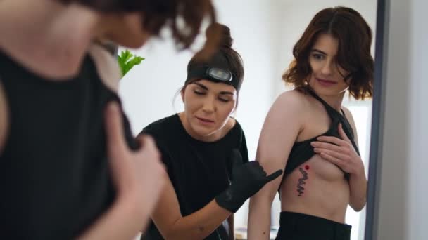 Tatuaggio Artista Parlando Con Cliente Salone Vicino Tatuaggio Sorridente Che — Video Stock