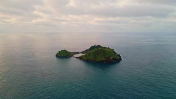 Aerial Tropical Island Washing Atlantic Ocean Water Paisaje Marino Sin — Vídeo de stock