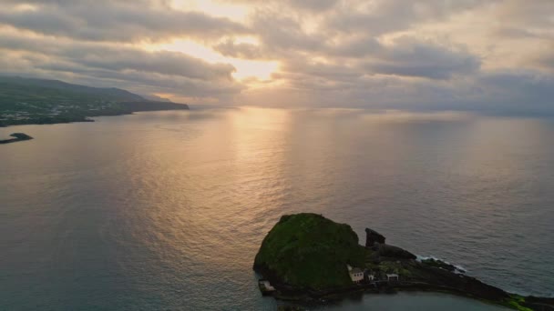 Relaxante Paisagem Litorânea Noite Céu Nublado Drone Tiro Serena Ilha — Vídeo de Stock