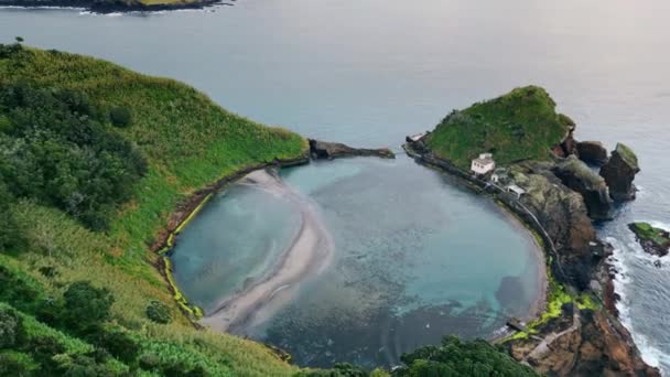 Drone Piękny Widok Zatokę Malownicza Zielona Wyspa Turkusową Laguną Niesamowita — Wideo stockowe