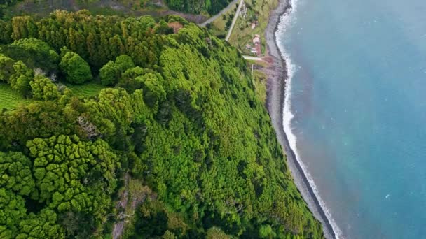 Drone Costa Verde Isla Día Sombrío Océano Oscuro Olas Espumosas — Vídeos de Stock