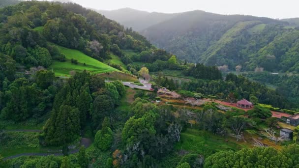 Increíbles Montañas Bosque Casa Drone Disparo Camino Campo Pasando Bosque — Vídeo de stock