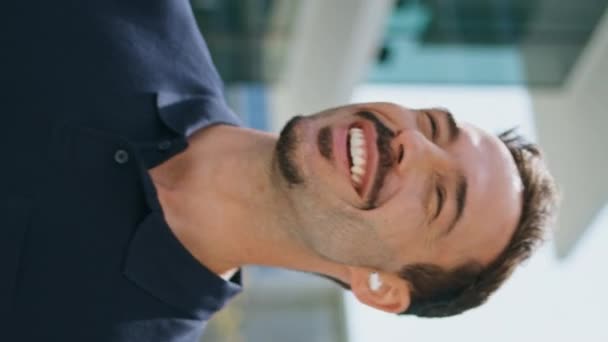 Sorrindo Fones Ouvido Patrão Chamando Exterior Ensolarado Vertical Close Homem — Vídeo de Stock