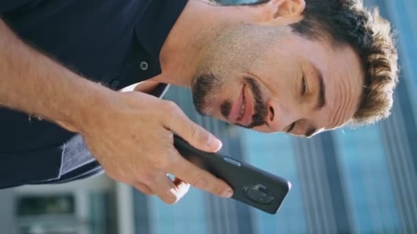 Seriös Man Talar Dynamik Mobiltelefon Glas Byggnad Plats Vertikal Ängel — Stockvideo