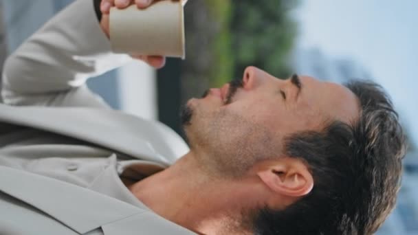 Spanyol Adam Sunny Square Dikey Meleğinde Kahve Içiyor Tasasız Adamı — Stok video