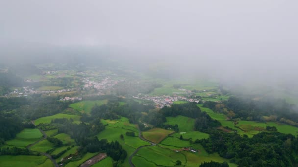 Mraky Zelených Polí Krajina Kinematografické Drone Pohled Ponuré Počasí Vrcholky — Stock video