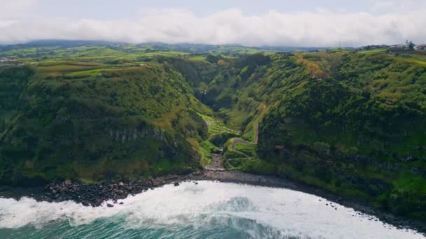Encostas Verdes Costeiras Ásperas Que Reúnem Vista Aérea Espumante Oceano — Vídeo de Stock