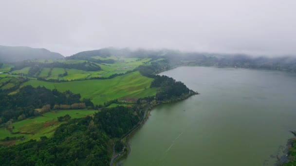Encostas Verdes Reunião Vista Aérea Lago Sombrio Nuvens Pesadas Cobrindo — Vídeo de Stock