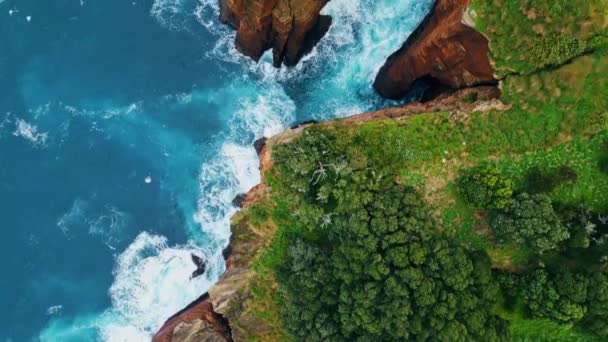 Berbusa Pirus Percikan Laut Tebing Batu Pandangan Udara Atas Pegunungan — Stok Video