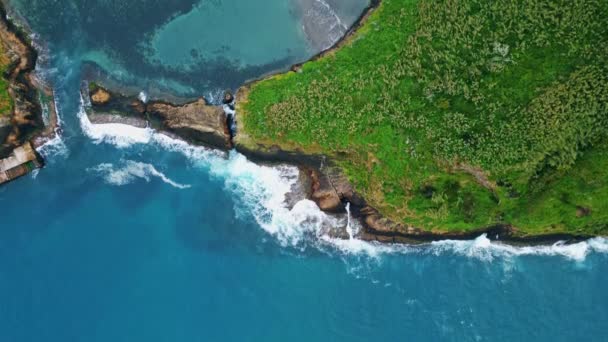 Türkise Wellen Schäumen Kap Küste Luftaufnahme Grüne Hügelküste Mit Blauer — Stockvideo