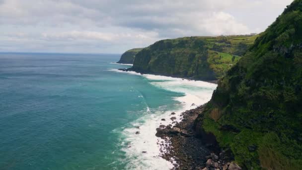 Ondas Espumantes Quebrando Colinas Verdes Visão Drone Costa Mar Tempestuosa — Vídeo de Stock