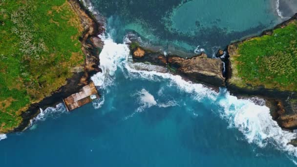 Πράσινο Ακρωτήριο Μπλε Λιμνοθάλασσα Θέα Drone Ακτογραμμή Εναέρια Τιρκουάζ Κύματα — Αρχείο Βίντεο