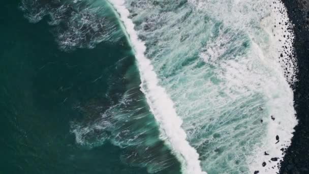 Океанская Пена Брызгает Темный Каменистый Пляж Катящийся Вид Дрона Штормовые — стоковое видео