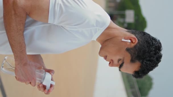 Muskularny Sportowiec Pijący Butelki Zorientowane Pionowo Biegacz Odświeża Odpoczynek Treningu — Wideo stockowe