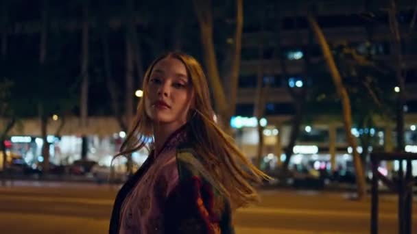 카메라 사이드 저녁에 서둘러 매력적인 거리에서 화려한 Carefree — 비디오