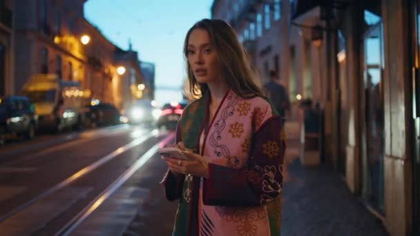 Vrouw Begroet Taxi Avonds Binnenstad Straat Met Moderne Smartphone Jonge — Stockvideo