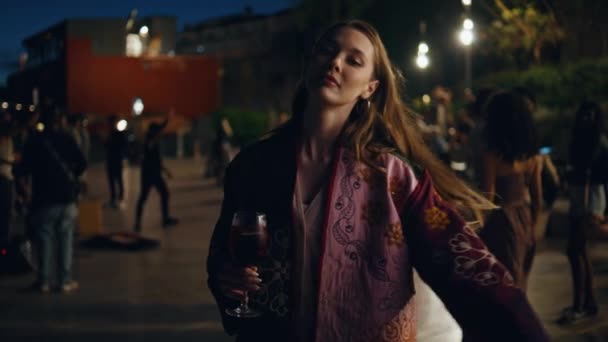 Dívka Odpočívající Pouličním Večírku Drží Sklenici Alkoholem Zblízka Bezstarostná Krásná — Stock video